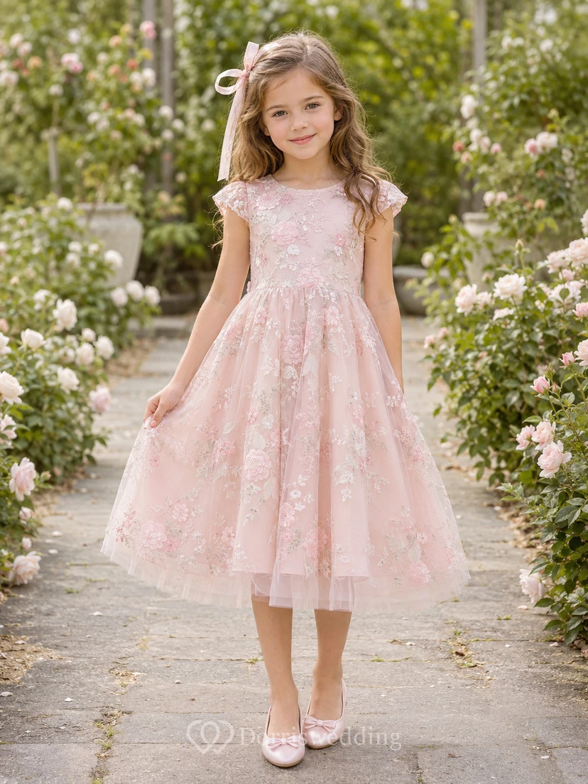 Robe de demoiselle d'honneur en dentelle rose poudré et tulle, coupe trapèze, col rond, longueur thé
