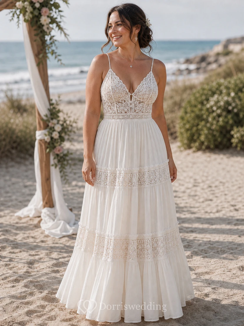 Robe de mariée bohème de plage avec bretelles spaghetti, corsage en dentelle et jupe longue à volants view 9