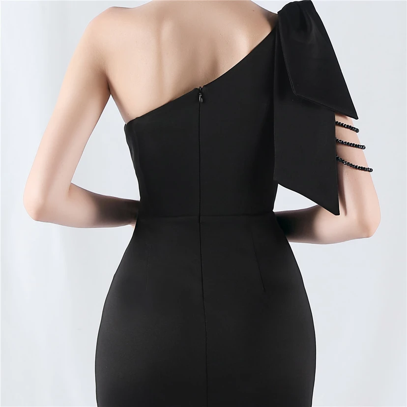 Vestido de noche de satén de alta gama con encaje de diamantes y diseño artesanal. view 27