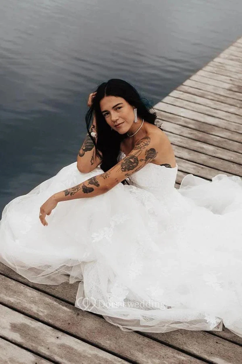 Vestido de novia de corte imperio sin tirantes con escote de tul y apliques de encaje view 2