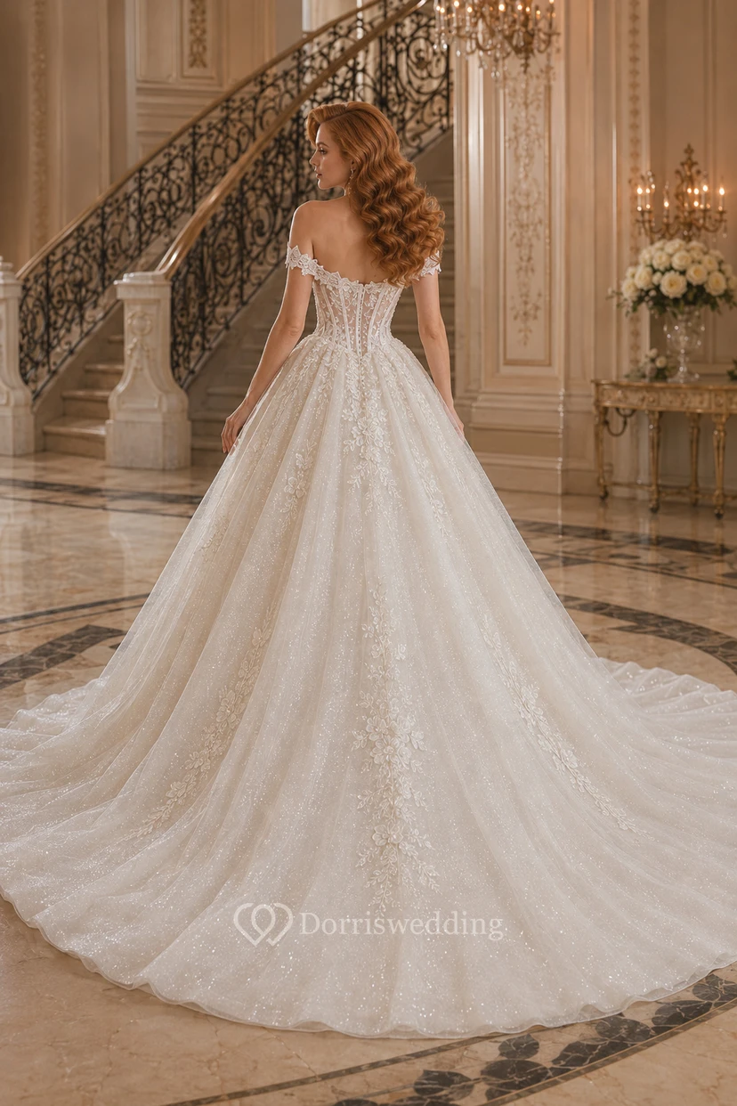 Brautballkleid aus Spitze mit schulterfreiem Ausschnitt und Kapellenschleppe view 2