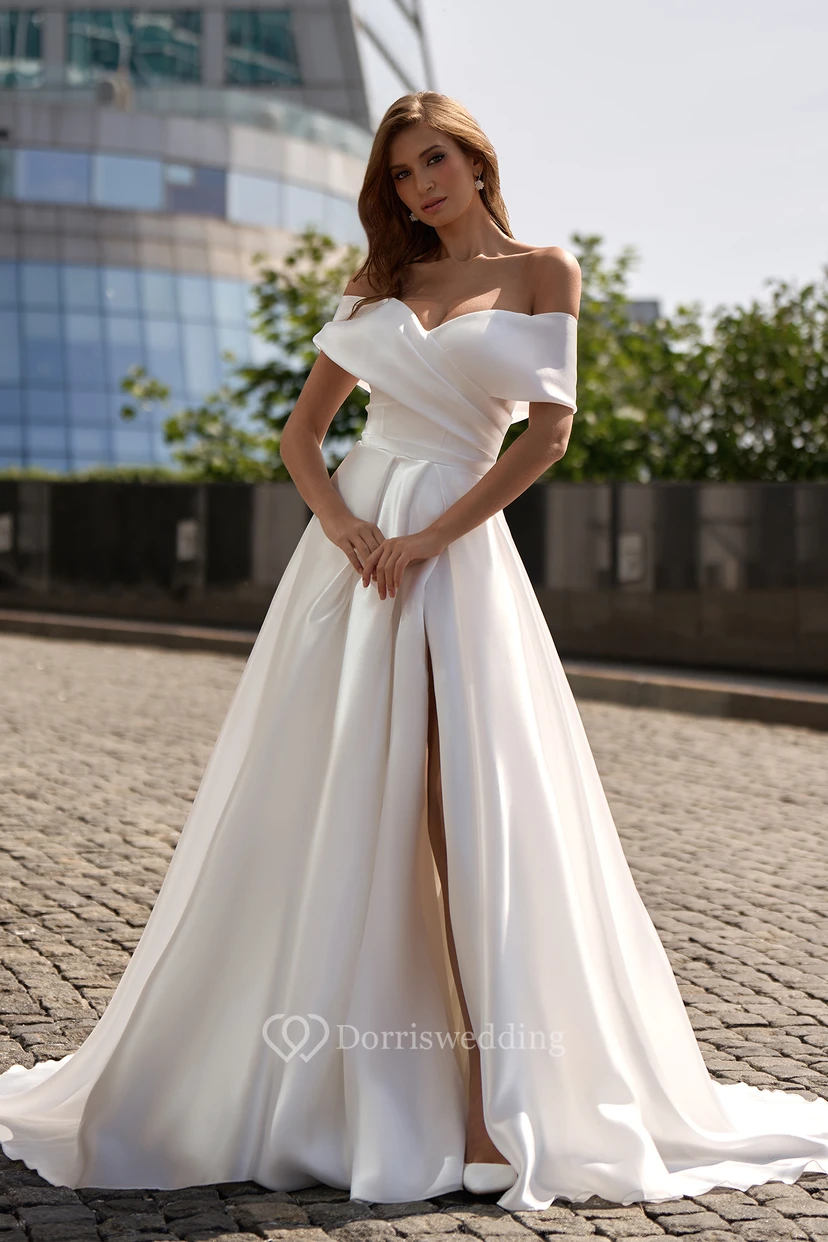 Vestido de novia de satén con escote Bardot, corte imperio, corte en A, escote cruzado y abertura frontal. video preview