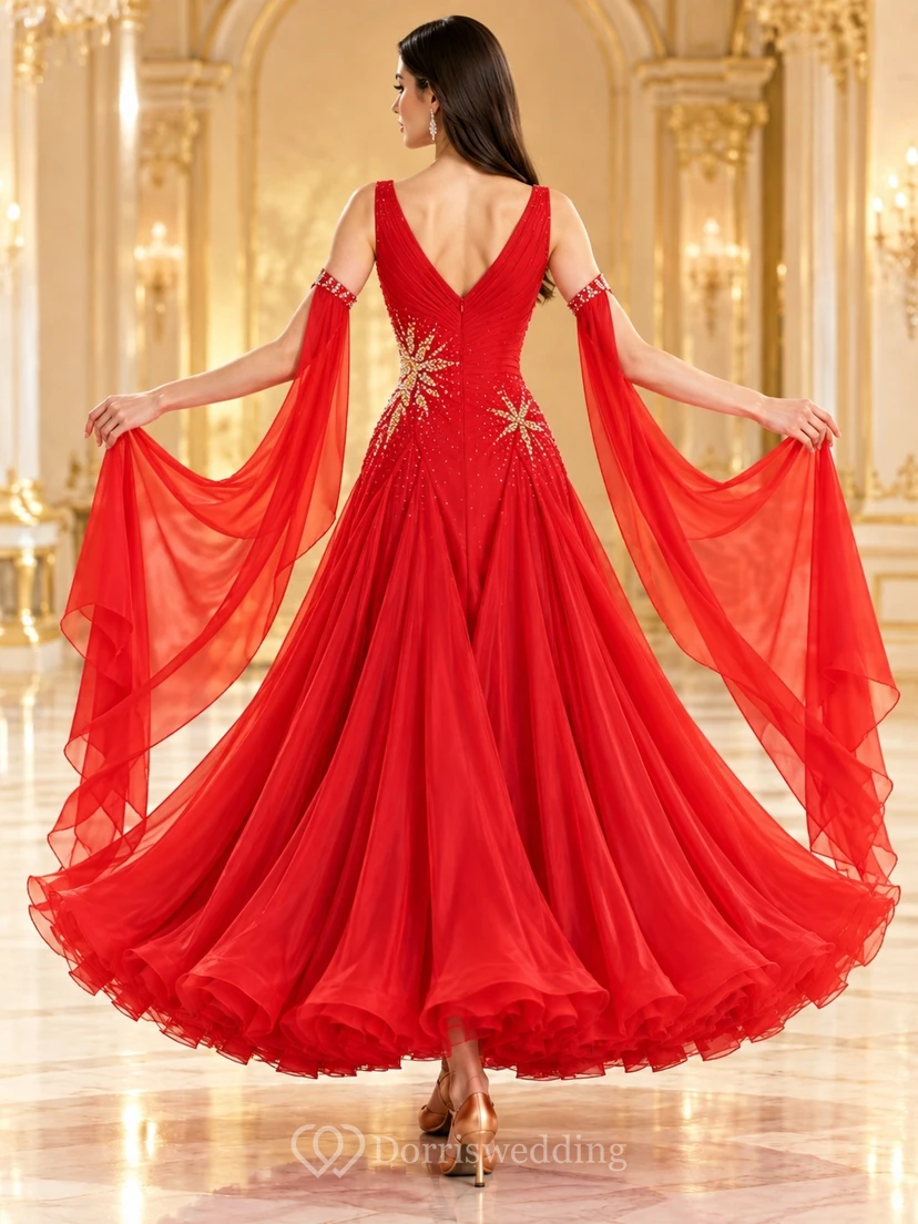 Robe de bal rouge en mousseline de soie, col en V, manches cape drapées et col montant view 2