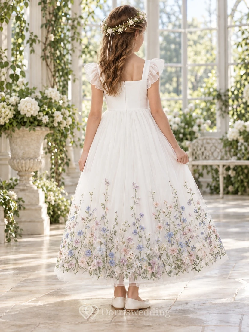 Vestido de niña de flores de tul color marfil, corte en A, largo hasta los tobillos, mangas con volantes y dobladillo bordado con motivos botánicos. view 2
