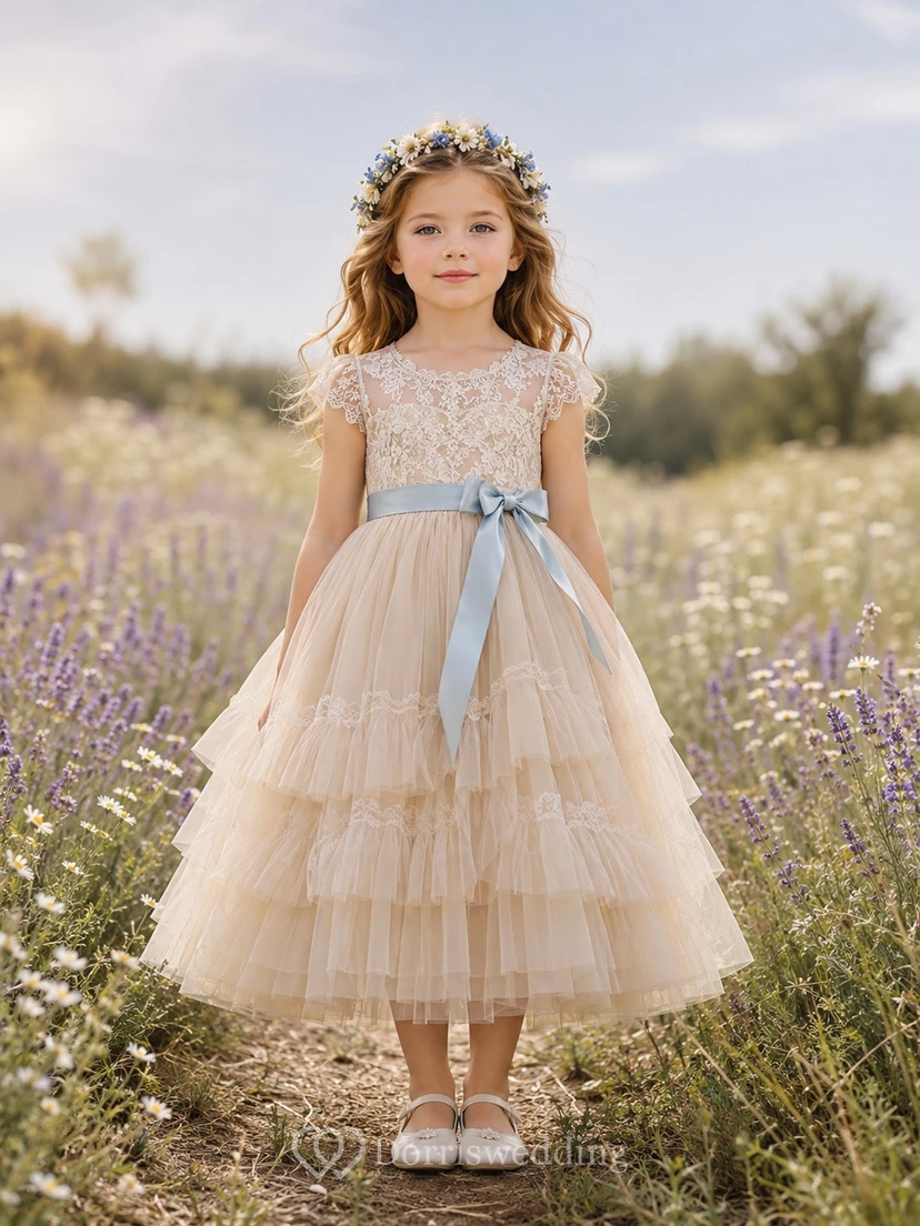 Stufenkleid aus Tüll mit blauer Schärpe für Blumenmädchen