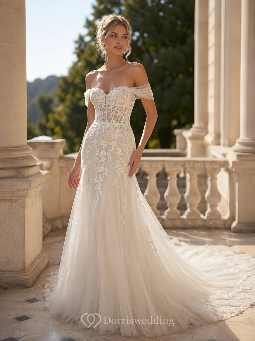 Robe de mariée sirène en dentelle à épaules dénudées, décolleté en V profond, manches courtes et imprimé floral, ornée d'appliqués floraux.