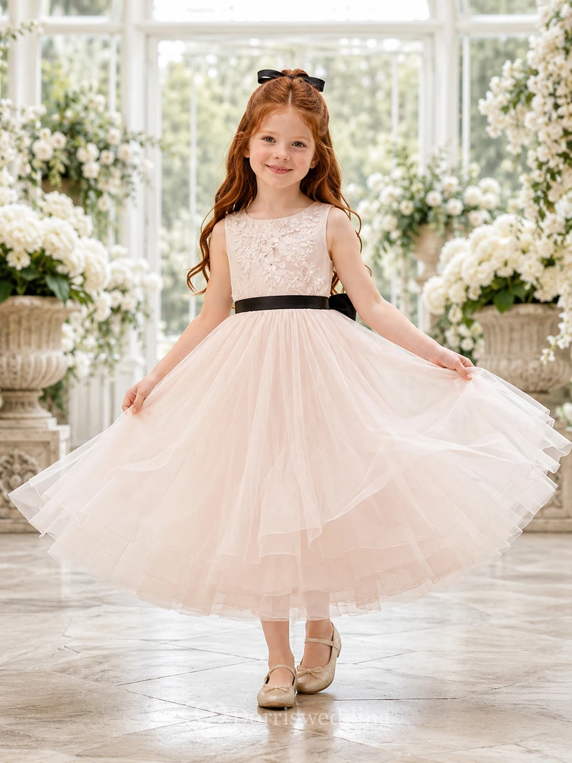 Robe de demoiselle d'honneur de style A-line, coupe noire, corsage en dentelle sans manches, jupe en tulle à volants, ceinture en satin, style romantique et formel