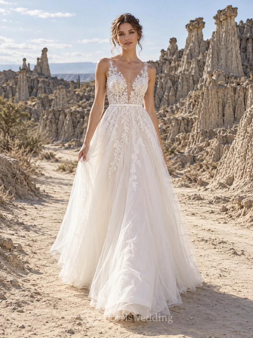 Vestido de novia de tul con escote en V, encaje, corpiño floral y cola larga en línea A.