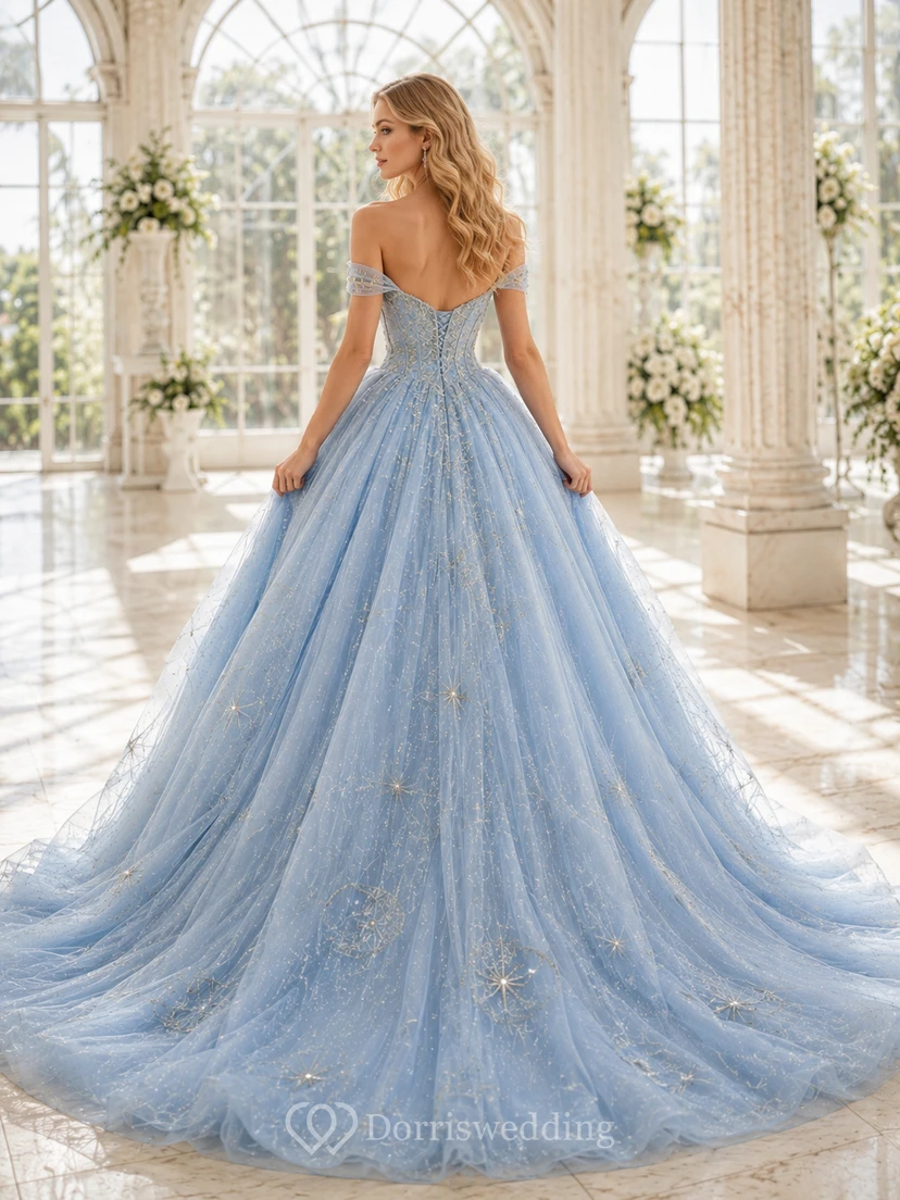 Vestido de quinceañera de tul bordado con cuentas, hombros descubiertos y cola larga, color azul cielo fantasía. view 2