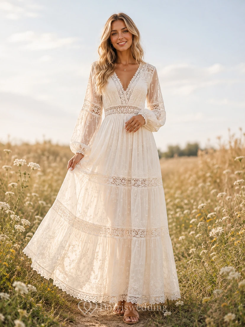 Cremefarbenes, tief ausgeschnittenes Chiffonkleid im Boho-Stil mit Poetenärmeln und Spitzenbesatz im Poetry-Stil