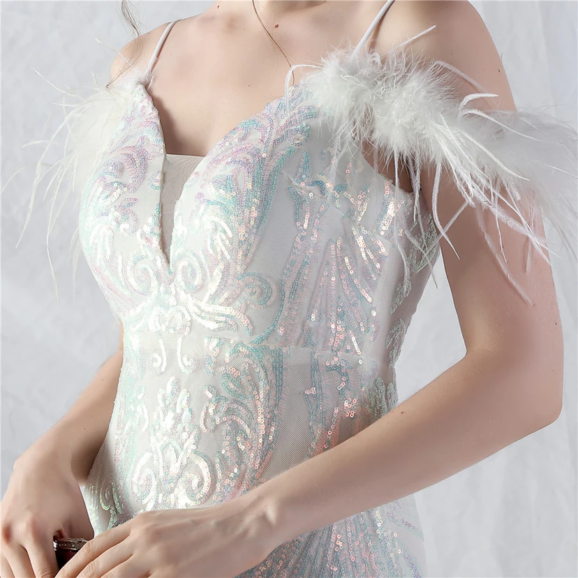 Robe de danse artisanale en filet rigide orné de plumes d'autruche, de perles et de fleurs, confectionnée en maille. view 18