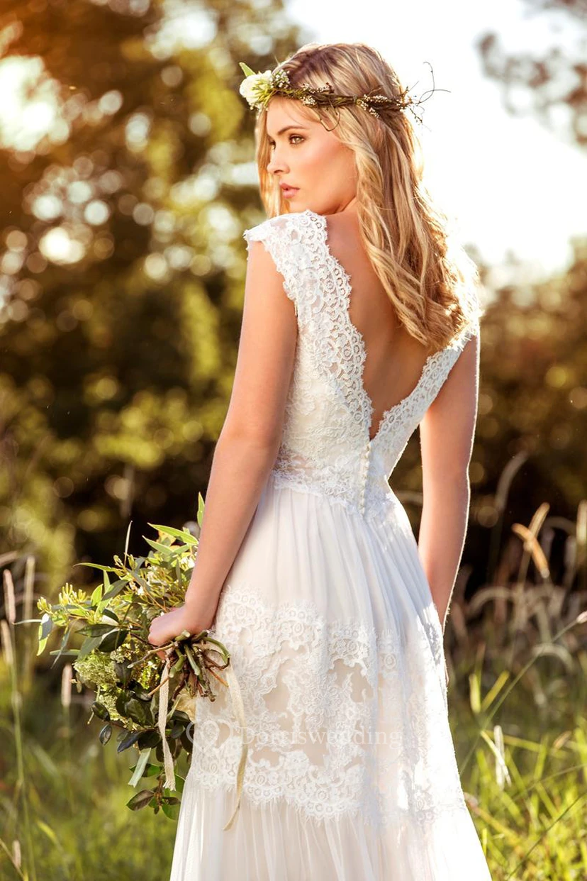 Robe de mariée longue à col en V et manches courtes, ornée de dentelle et de tulle appliqués view 2