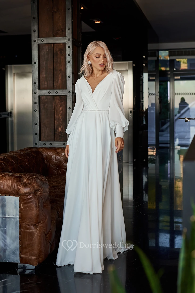 Vestido de novia informal de gasa con mangas largas, escote en V y espalda baja en V.