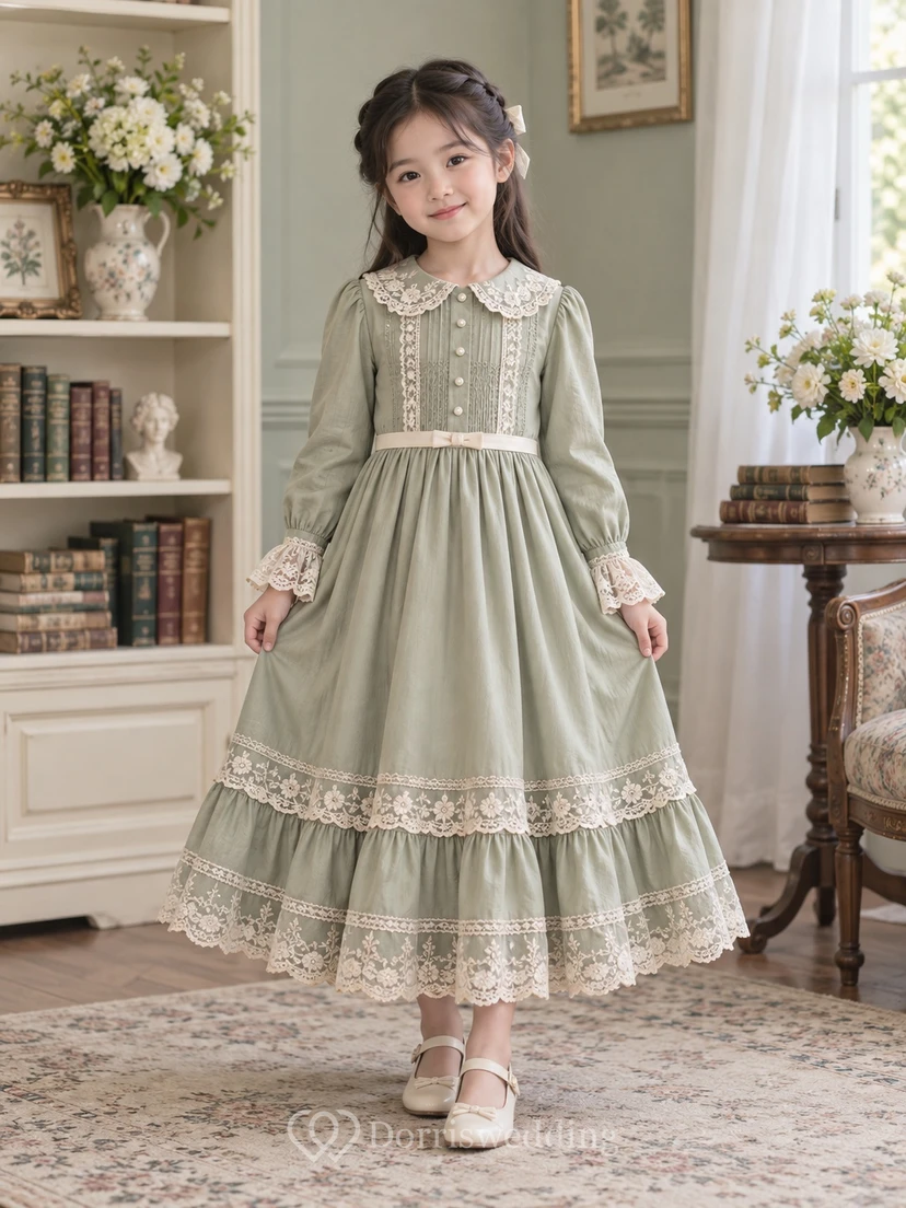 Knöchellanges, langärmeliges Vintage-Kleid in Salbeigrün mit A-Linien-Schnitt, Spitzenmanschetten, Peter-Pan-Kragen und Bündchen am Saum – ein perfektes Blumenmädchenkleid.