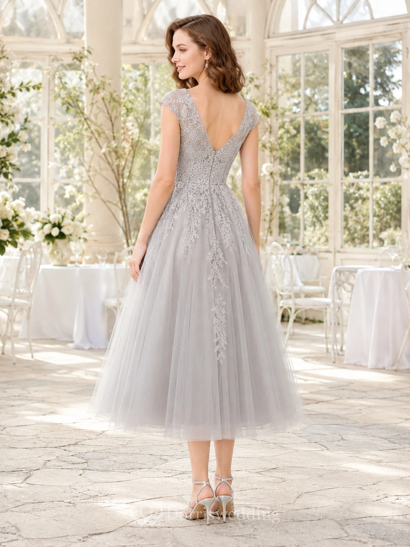 Robe de mariée mi-longue en tulle et dentelle gris argenté à bretelles rondes, style jardin view 2