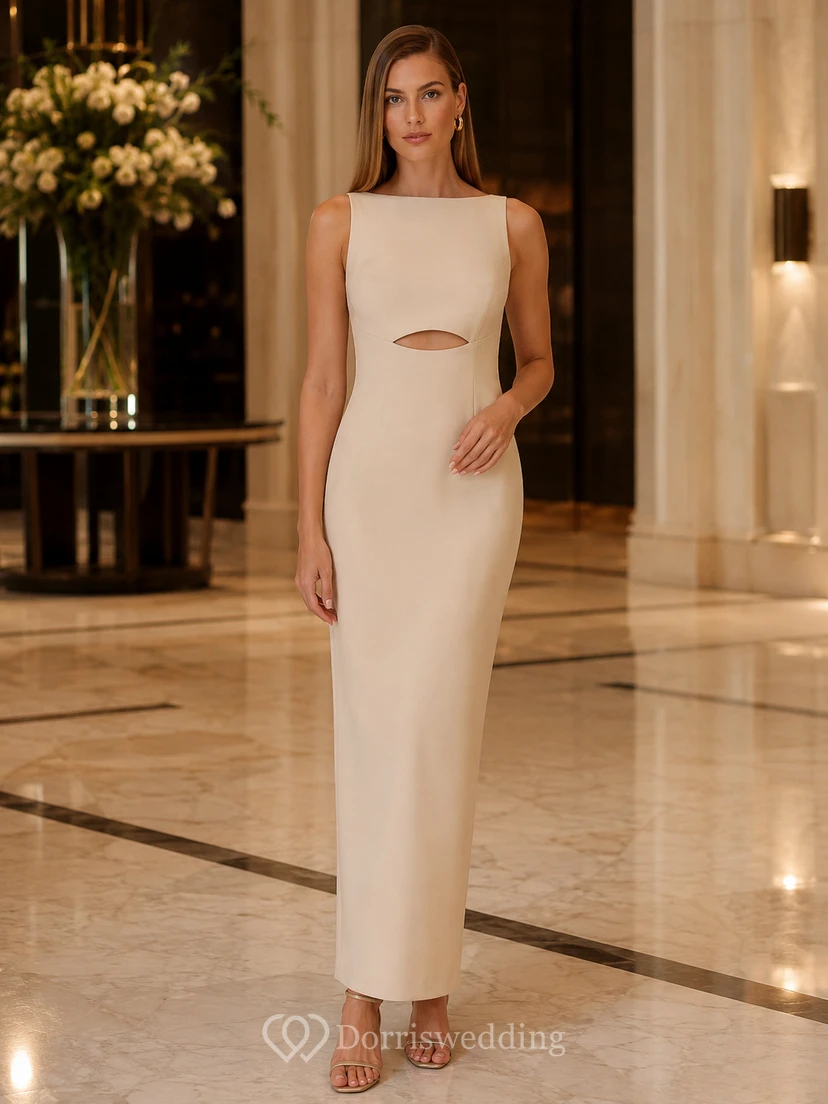 Vestido tubo de cuello alto con aberturas en tono neutro claro