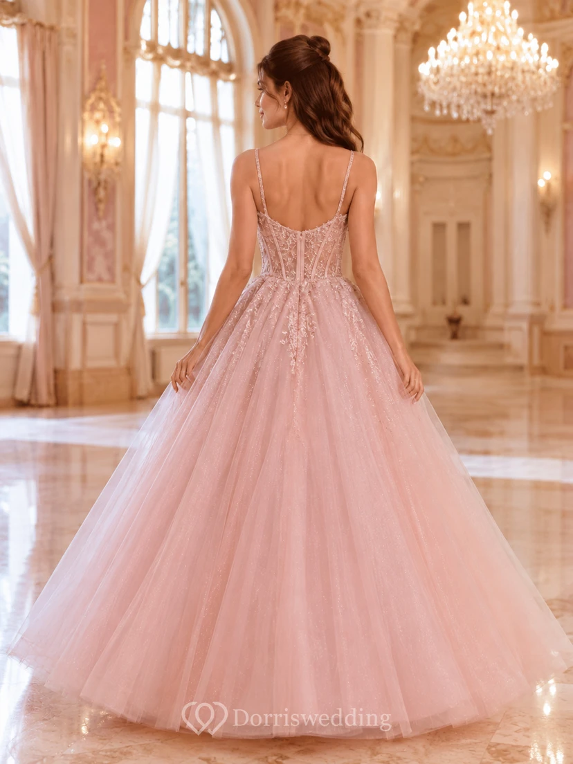Vestido de gala de quinceañera color rosa palo con apliques de tul y tirantes finos view 2
