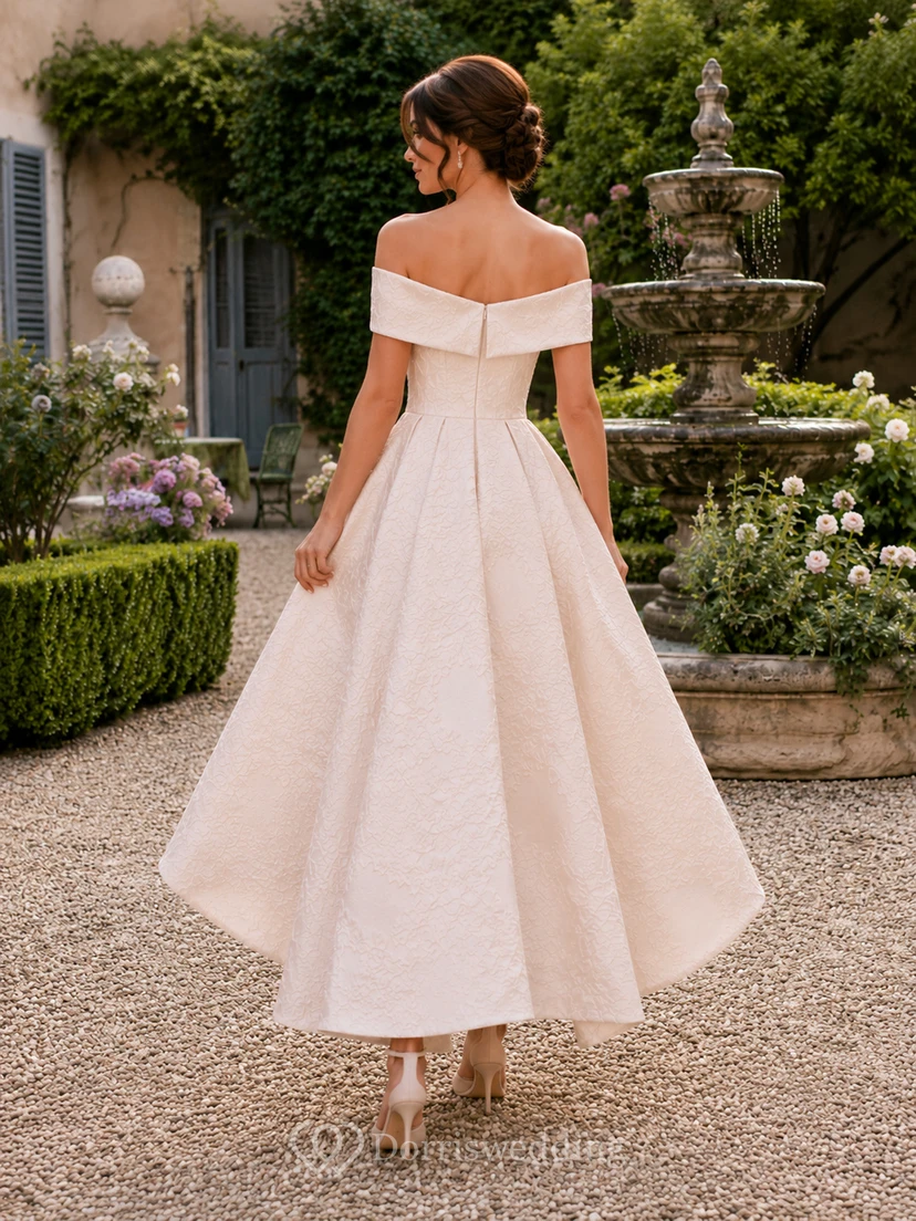 Schulterfreies Satin-Hochzeitskleid im Retro-Stil mit asymmetrischem Saum und tiefem Bein view 2