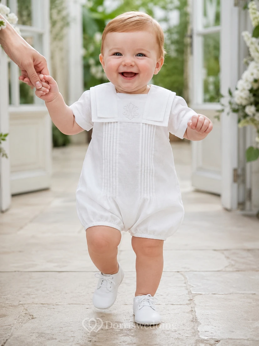 Pelele blanco de manga corta con cuello marinero y pliegues para bautizo de bebé niño.