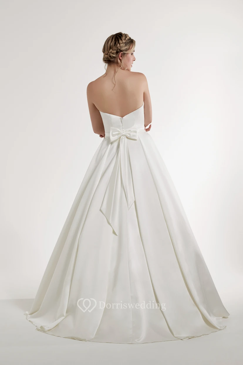 Ballkleid, juwelenbesetztes, trägerloses, ärmelloses, langes Brautkleid aus Satin mit rückenfreiem Schnitt und Schleife view 2