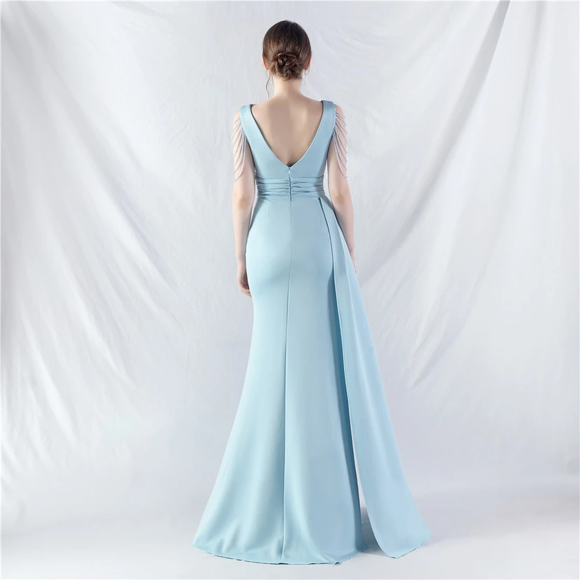 Ein Abendkleid aus insgesamt 8 Farben, gefertigt mit aufwendiger Satinfalttechnik und Perlenstickerei. view 24