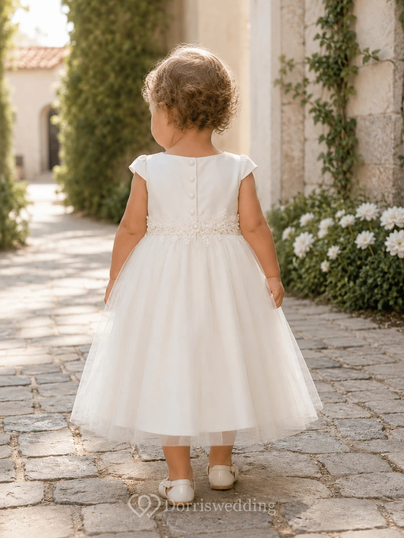 Einfaches, knielanges Taufkleid in A-Linie aus elegantem Tüll mit kurzen Ärmeln view 2