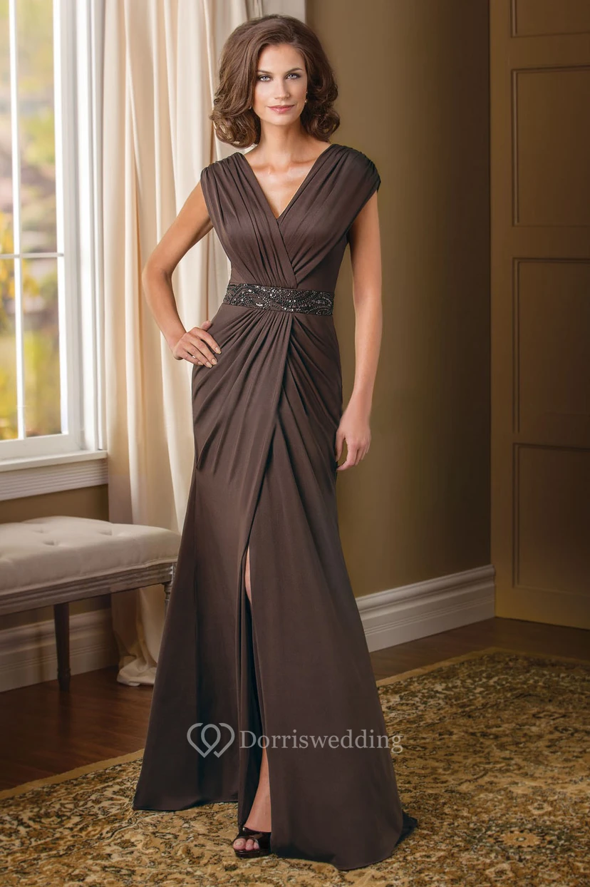 Robe de mère de la mariée à manches courtes et col en V, fendue sur le devant et ornée de sequins