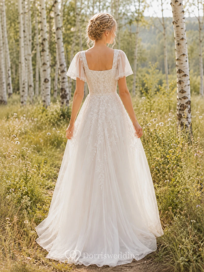 Robe de mariée en dentelle à col carré et manches papillon pour une escapade en forêt view 2