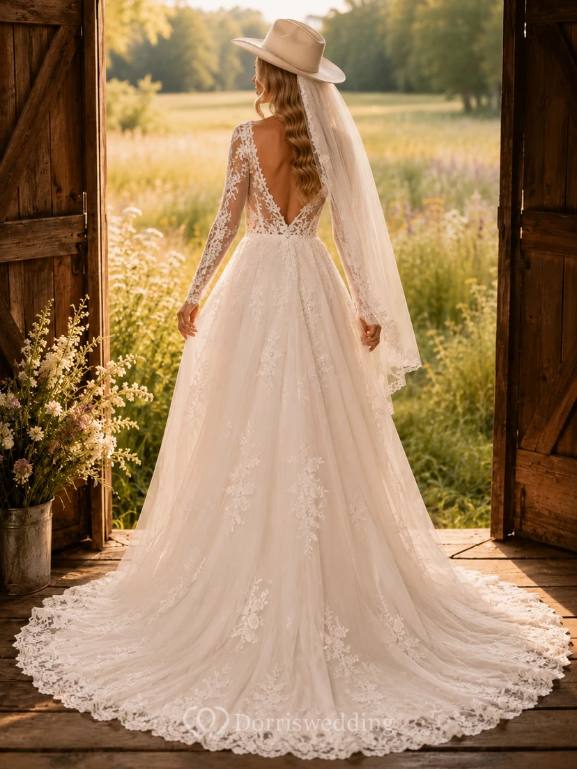 Robe de mariée champêtre en tulle et dentelle, coupe trapèze, col en V, manches longues, traîne chapelle view 2