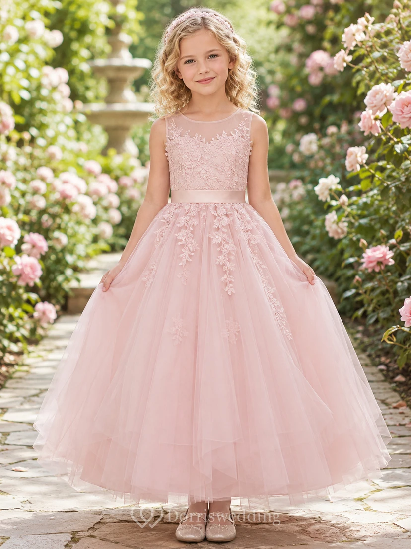 Vestido de niña de las flores, color rosa empolvado, encaje y tul, corte en A, cuello joya, largo hasta la rodilla.