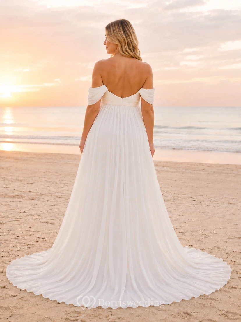 Robe de mariée en tulle style empire, épaules dénudées, longueur au sol, idéale pour la plage. view 2