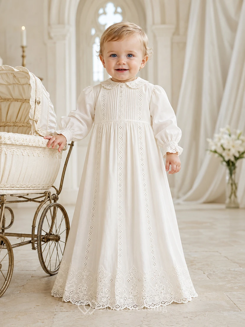 Elfenbeinfarbenes, gerafftes und bodenlanges Taufkleid mit Lochstickerei, langen Ärmeln und Lochstickerei für Jungen