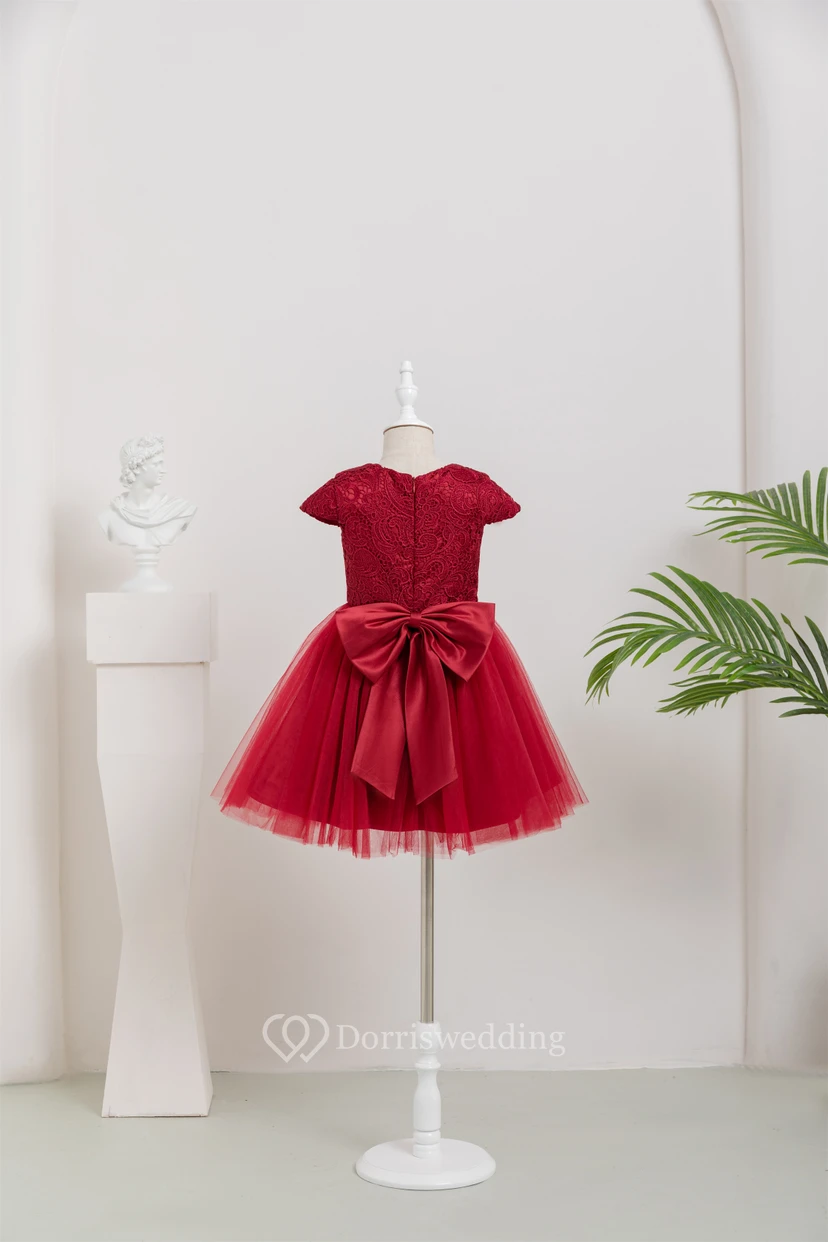 Vestido corto de damita de honor de tul y encaje rojo estilo imperio con corte en A view 2