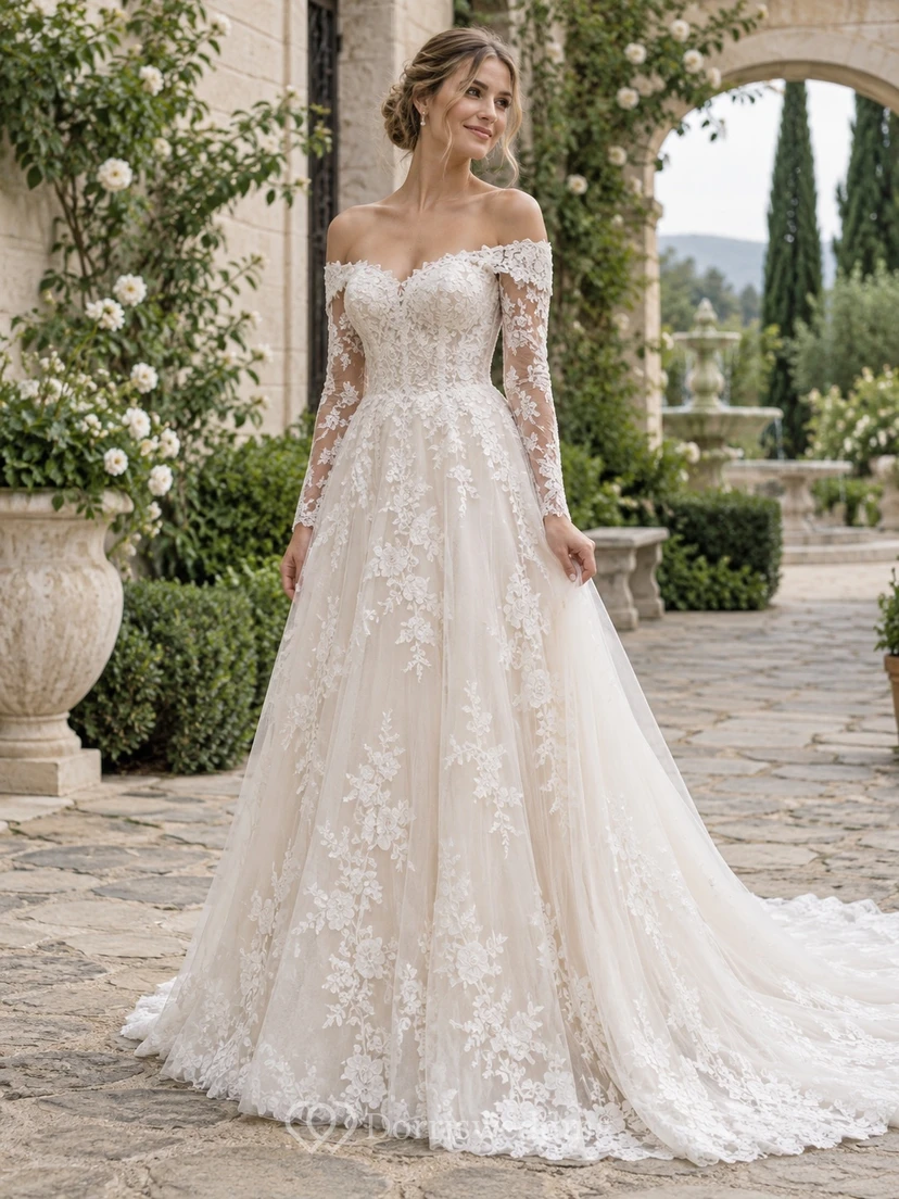 Robe de mariée trapèze en tulle à manches longues, épaules dénudées, ornée d'appliqués floraux festonnés et traîne.