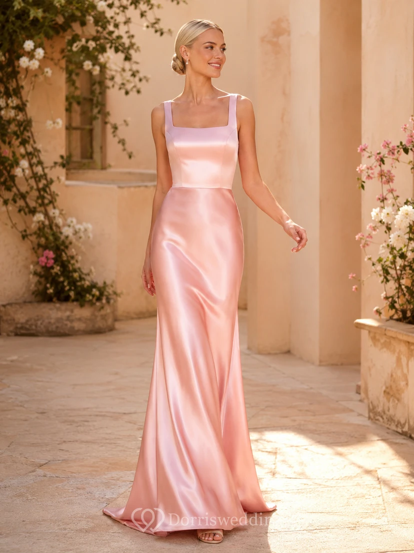 Robe de mariée minimaliste en satin rose perle, col carré et bretelles carrées, coupe fourreau, à bretelles et décolleté carré.