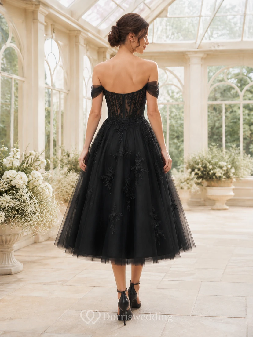 Robe de mariée romantique noire en tulle et dentelle, épaules dénudées, coupe trapèze, longueur thé view 2