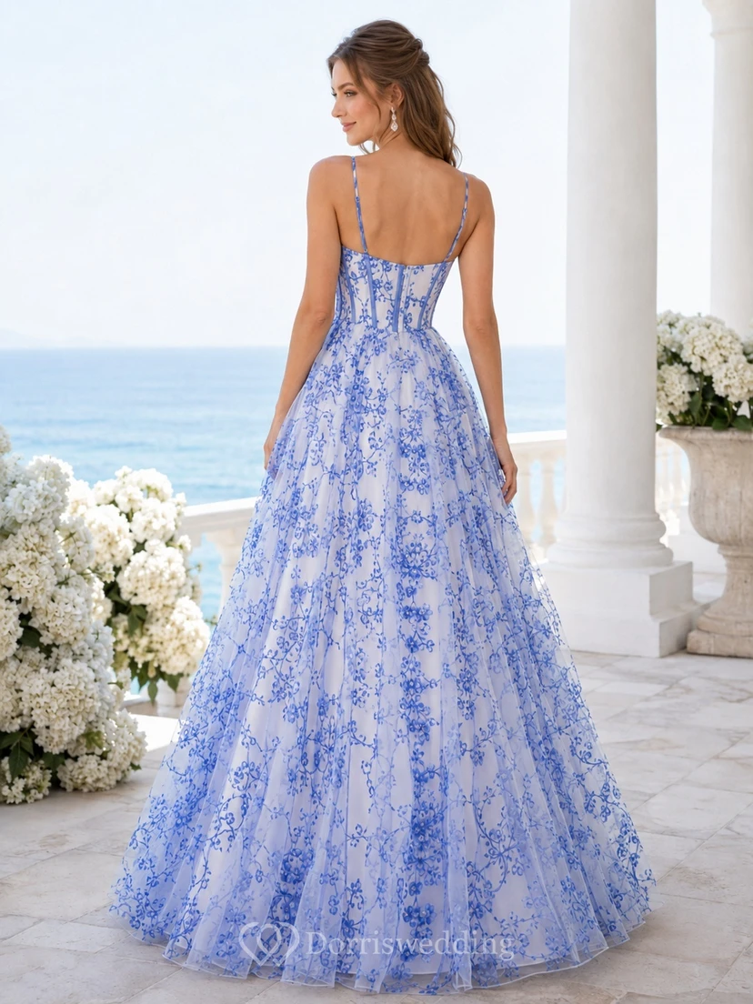 Robe de bal longue en tulle à imprimé floral bleu et blanc, bustier cœur et bretelles spaghetti. view 2