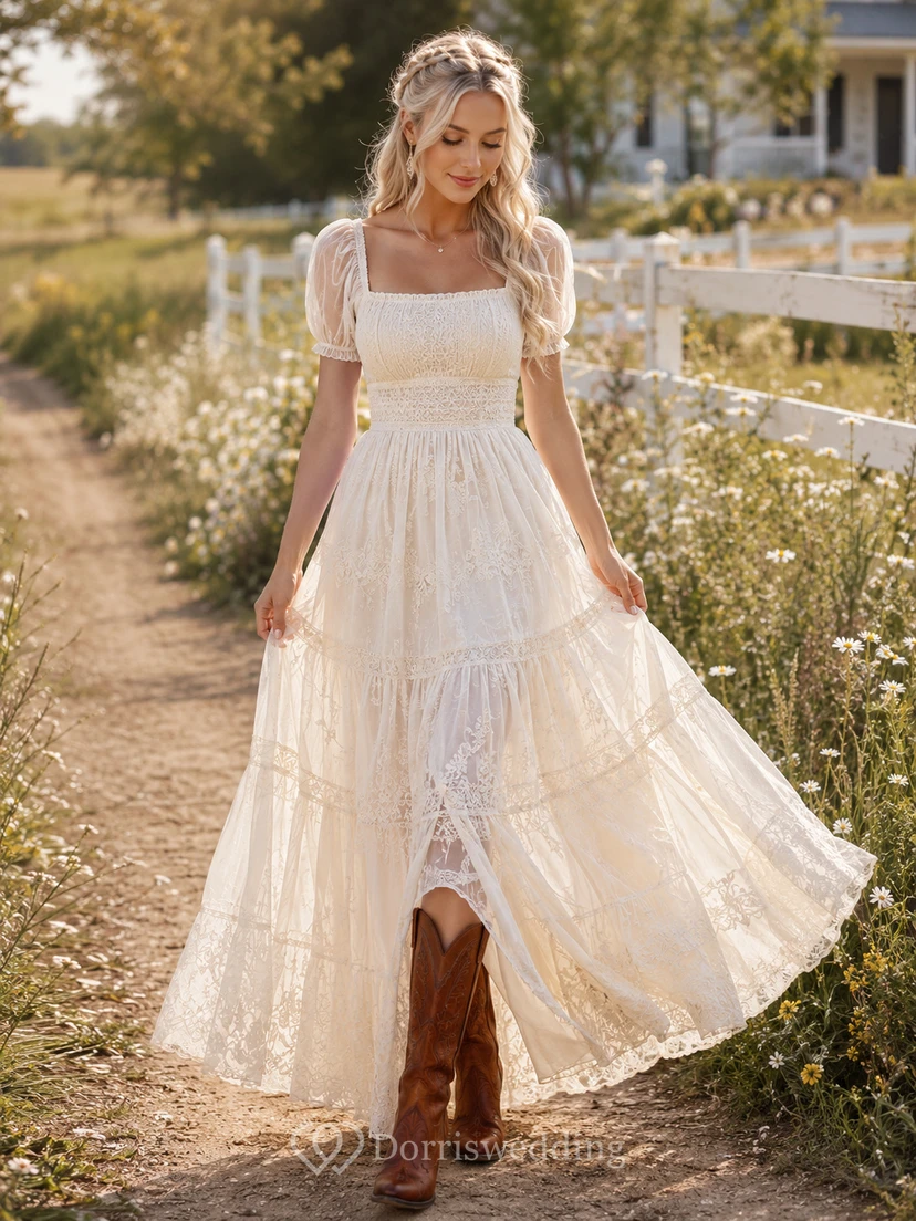 Robe de mariée de maternité à bretelles spaghetti en dentelle et tulle, coupe trapèze, style jardin, avec traîne ornée d'appliqués délicats.