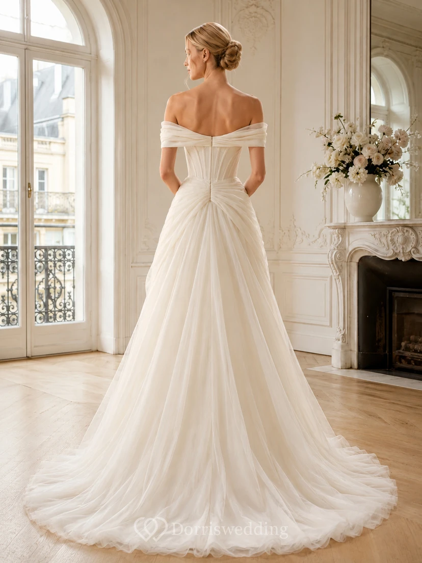Robe de mariée architecturale en tulle, épaules dénudées, manches courtes, coupe trapèze, traîne et fronces, style jardin. view 2