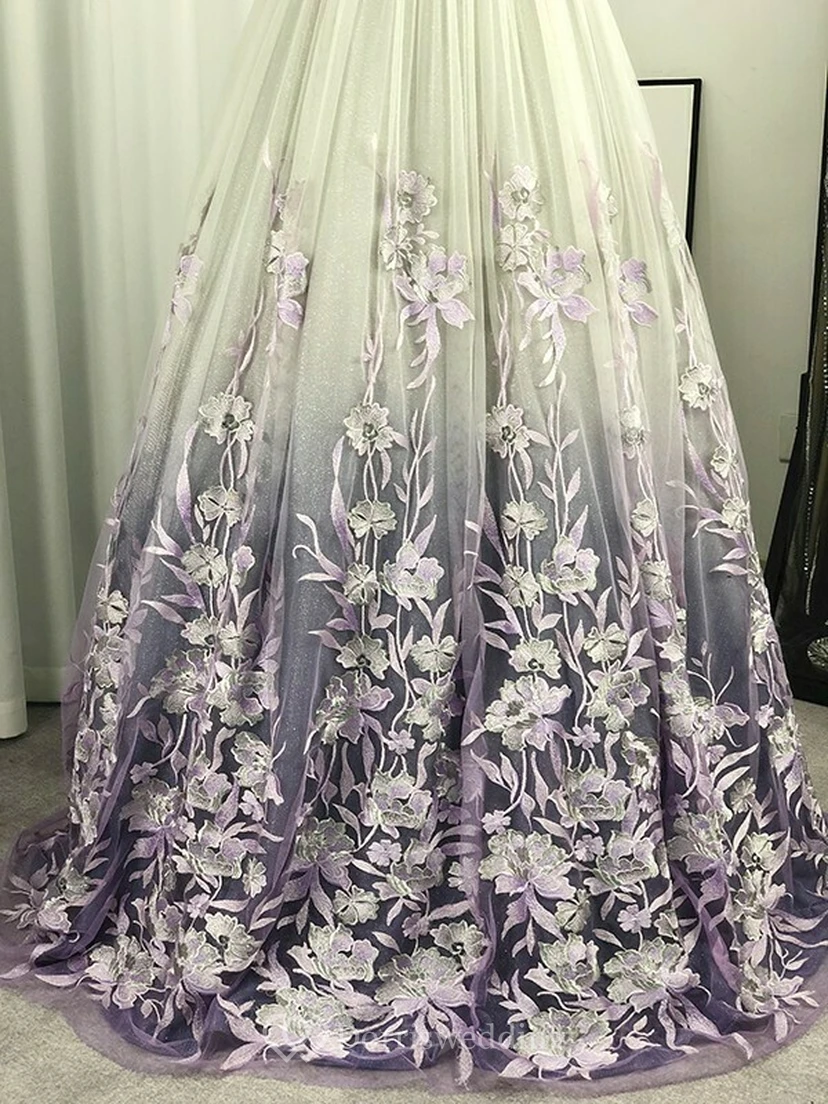 Robe de bal violette sans manches à col V et coupe empire florale, ornée d'appliqués. Col V et coupe trapèze. view 6