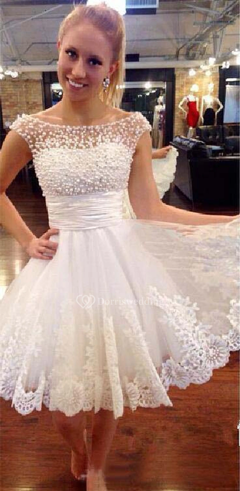 Robe de mariée d'été vintage à manches courtes et col transparent, ornée d'appliqués, idéale pour la plage.