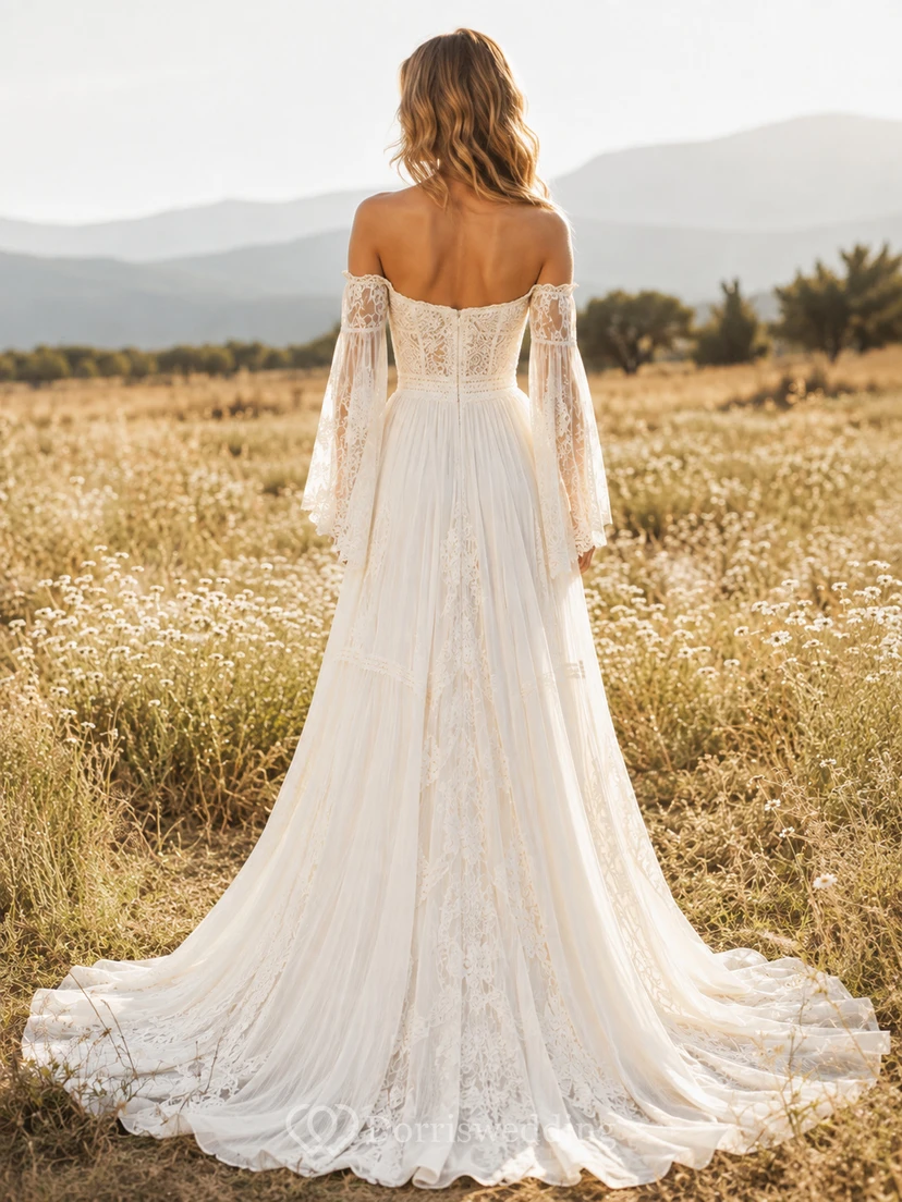 Robe de mariée bohème en mousseline de soie, épaules dénudées, manches cloche, coupe trapèze, style chapelle view 2