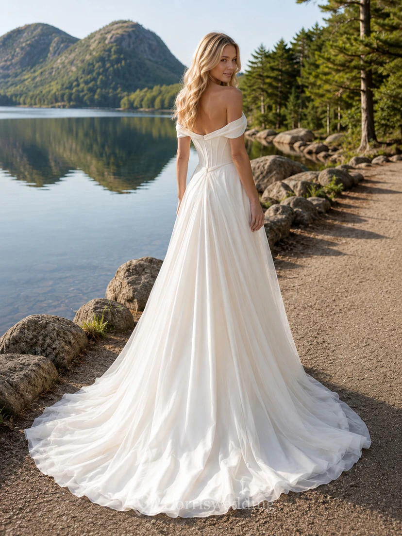 Robe de mariée en satin mousseline drapé à épaules dénudées, coupe trapèze, traîne chapelle, style bord de lac view 2