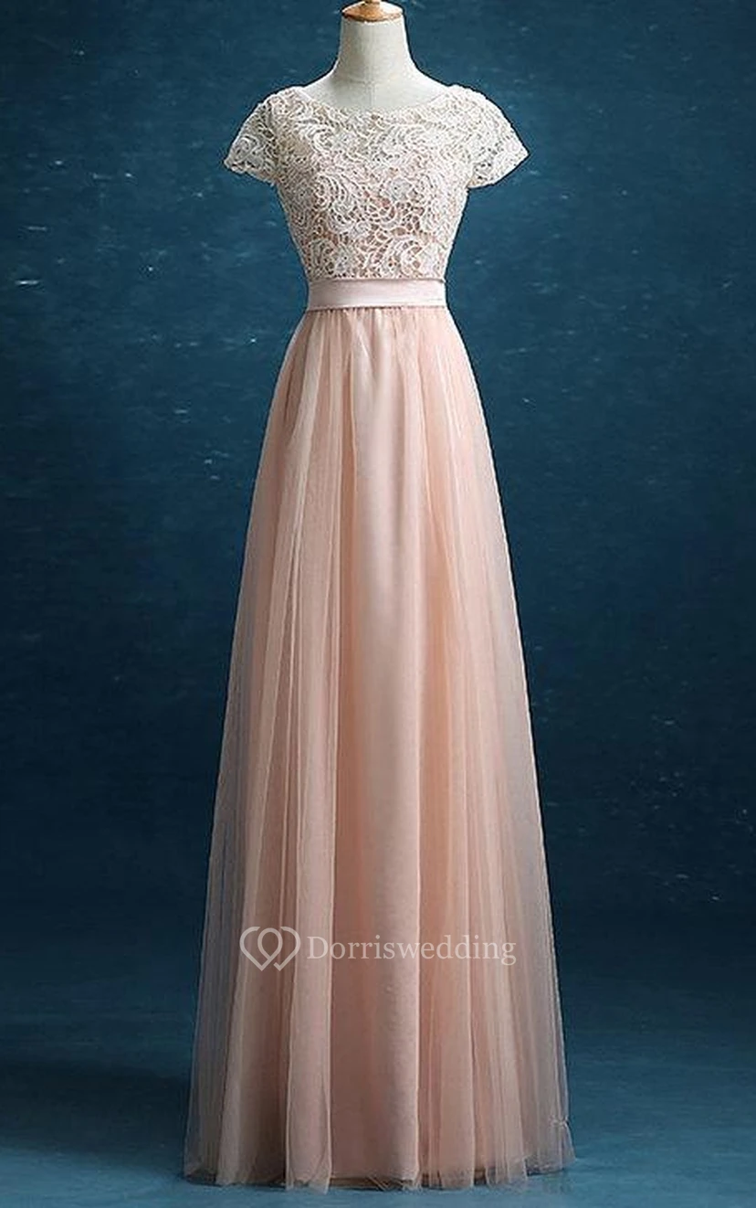 Robe de bal longue en tulle et dentelle rose poudré, idéale pour les soirées formelles.