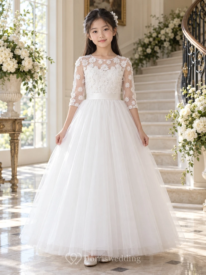 Vestido de niña de flores blanco, discreto, de corte A, de tul, con mangas tres cuartos y espalda ilusión, largo hasta el suelo.