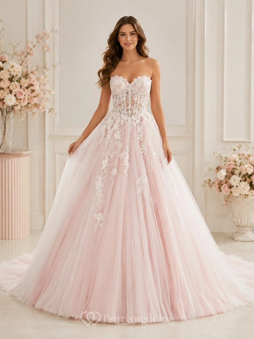 Romantisches Brautkleid in zartem Rosa: Trägerloses Ballkleid mit Herzausschnitt, Spitze und Schleppe