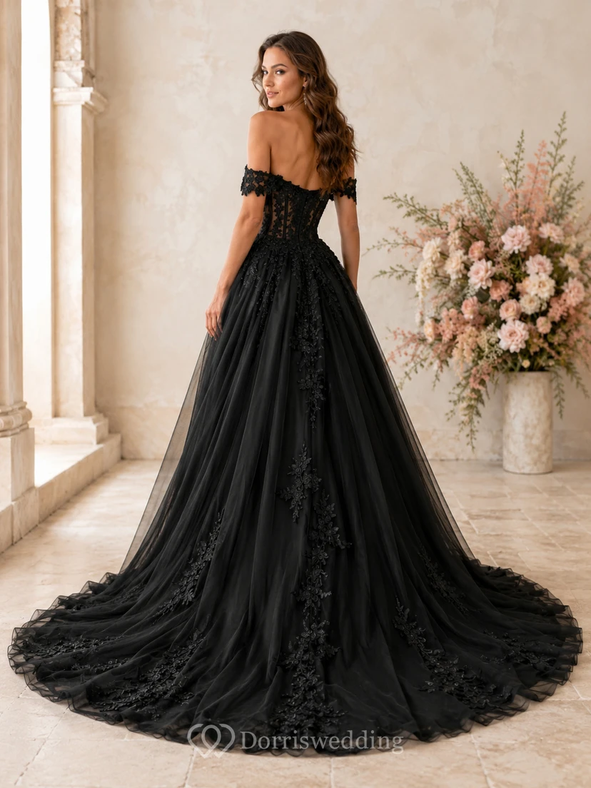 Robe de mariée noire à épaules dénudées, dos nu en forme de cœur, ornée de dentelle florale et de tulle, avec traîne cathédrale view 2