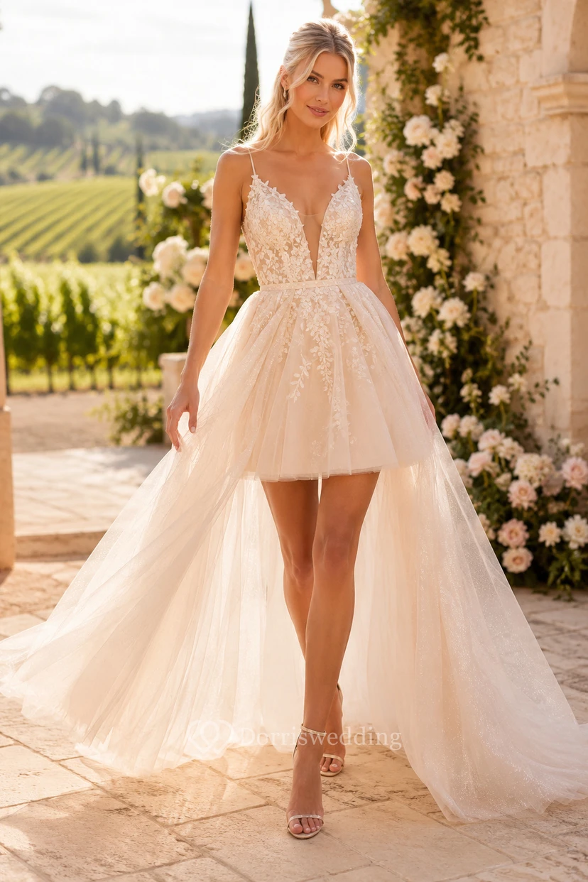 Robe de mariée mini en dentelle rose poudré avec traîne en tulle amovible