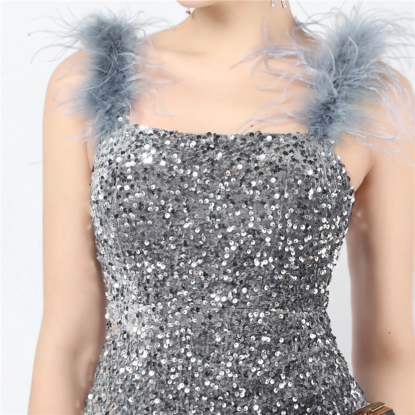 Handgefertigtes, perlenbesetztes Abendkleid aus Straußenfedern und Pailletten view 36