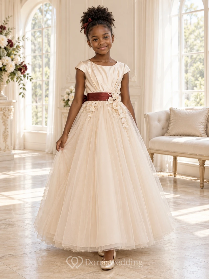 Robe de demoiselle d'honneur ivoire en tulle, coupe trapèze, manches courtes, corsage plissé, ceinture bordeaux et appliqués